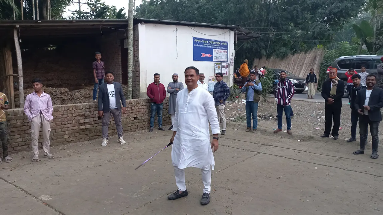 খেলাধুলায় ব্যস্ত মিয়া নুরুদ্দিন আহাম্মেদ অপু। ছবি : কালবেলা