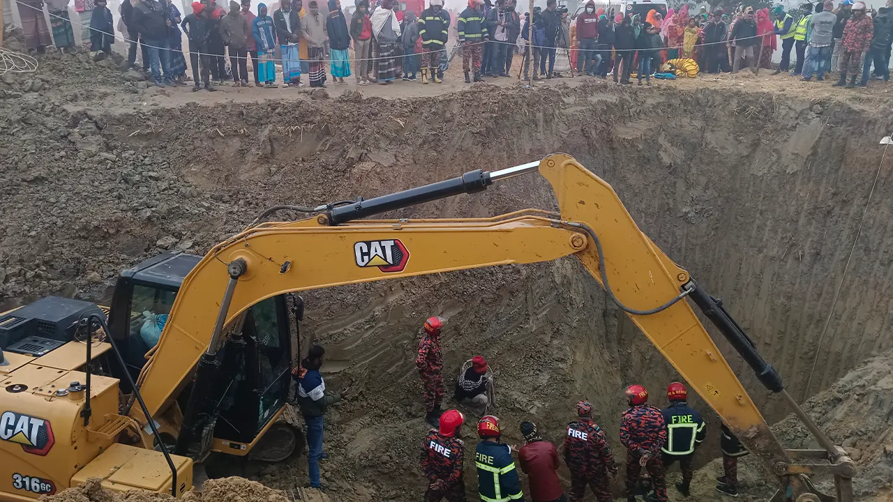রাজশাহীর তানোরের কয়েলের হাট মধ্যপাড়া এলাকায় শিশু সাজিদের উদ্ধার কার্যক্রমে ফায়ার সার্ভিস। ছবি : কালবেলা