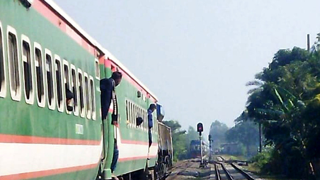 ট্রেন। পুরোনো ছবি।