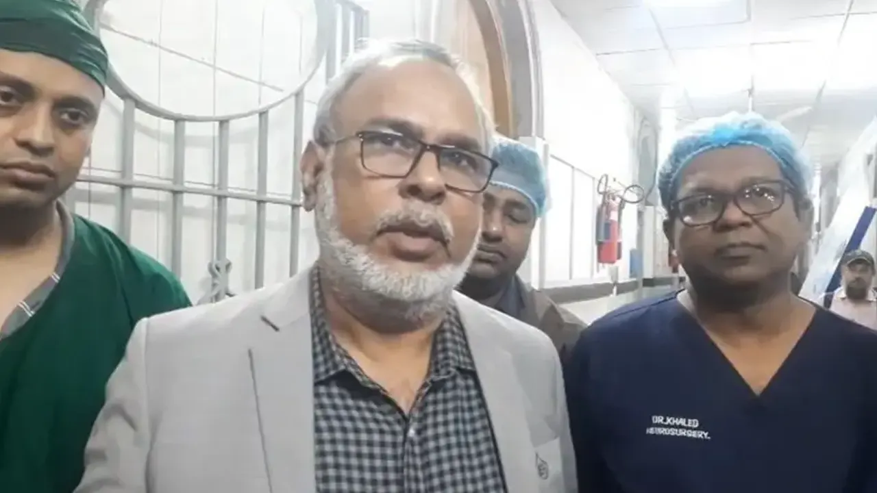 হাদির অবস্থা ‌‘ক্রিটিক্যাল’, তিনি বেঁছে আছেন : ডা. জাহিদ হাসান