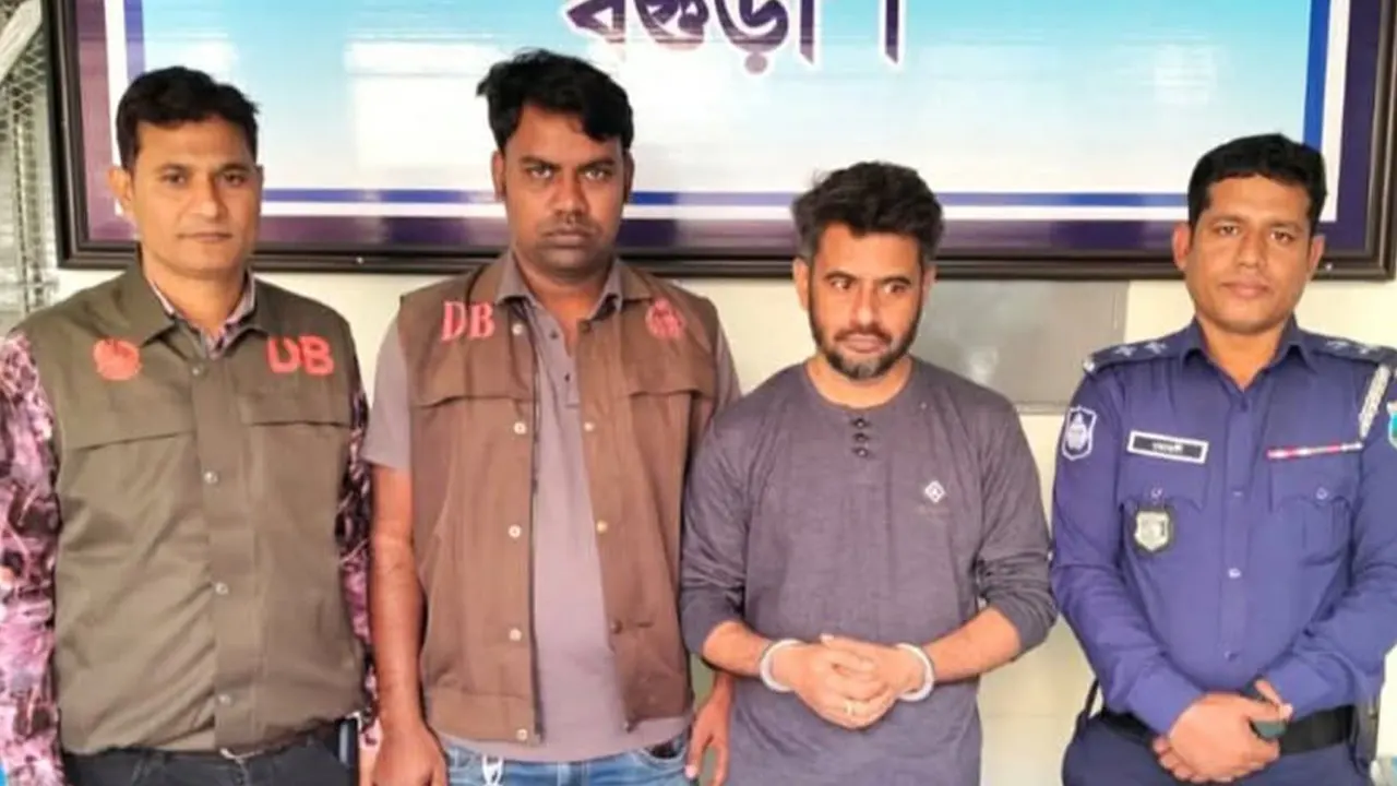 বগুড়ার জেলা গোয়েন্দা শাখার (ডিবি) বিশেষ অভিযানে ঢাকা থেকে আন্তঃজেলা ডাকাত চক্রের সক্রিয় সদস্য হেলাল আহমেদকে গ্রেপ্তার। ছবি : কালবেলা