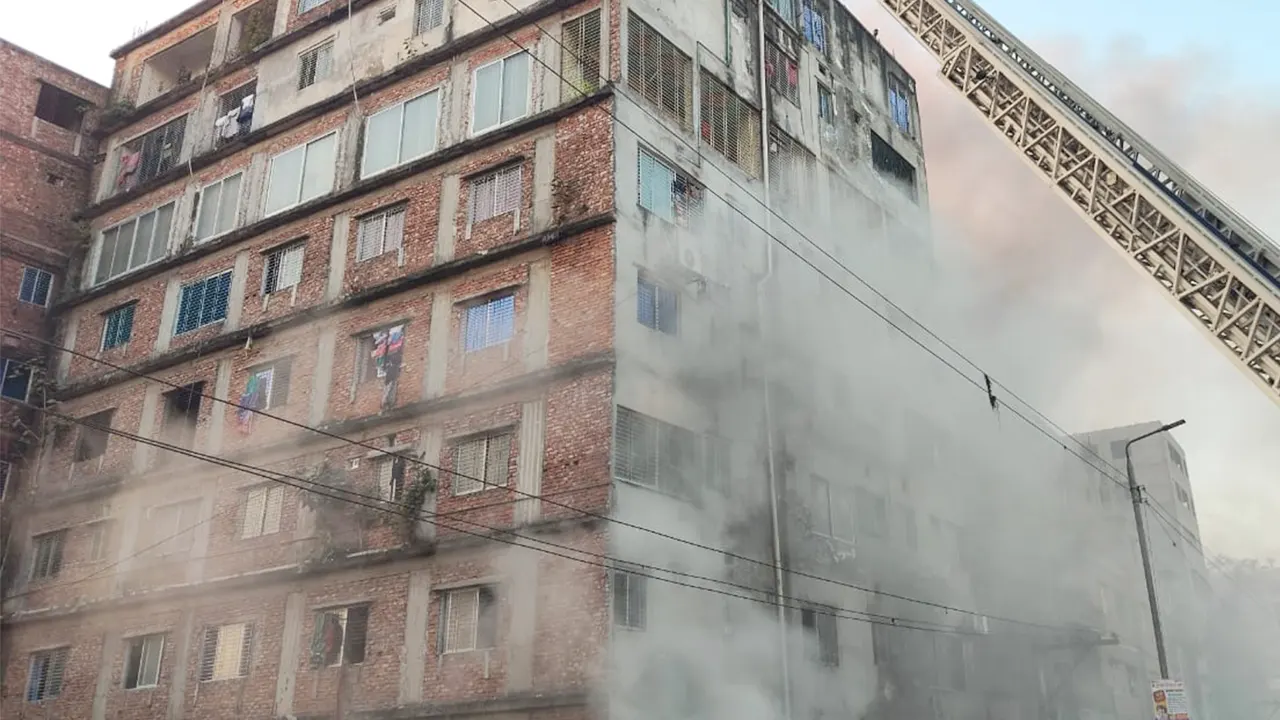 বাবুবাজারে ১২ তলা ভবনের নিচতলায় আগুন লেগেছে। ছবি : সংগৃহীত