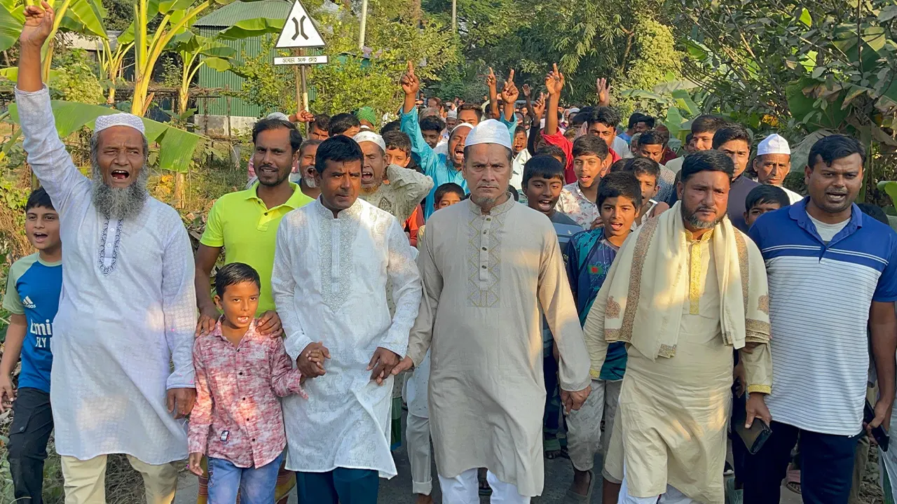 অবৈধভাবে মাটি উত্তোলনের প্রতিবাদে বিক্ষোভ মিছিল করে এলাকাবাসী। ছবি : কালবেলা