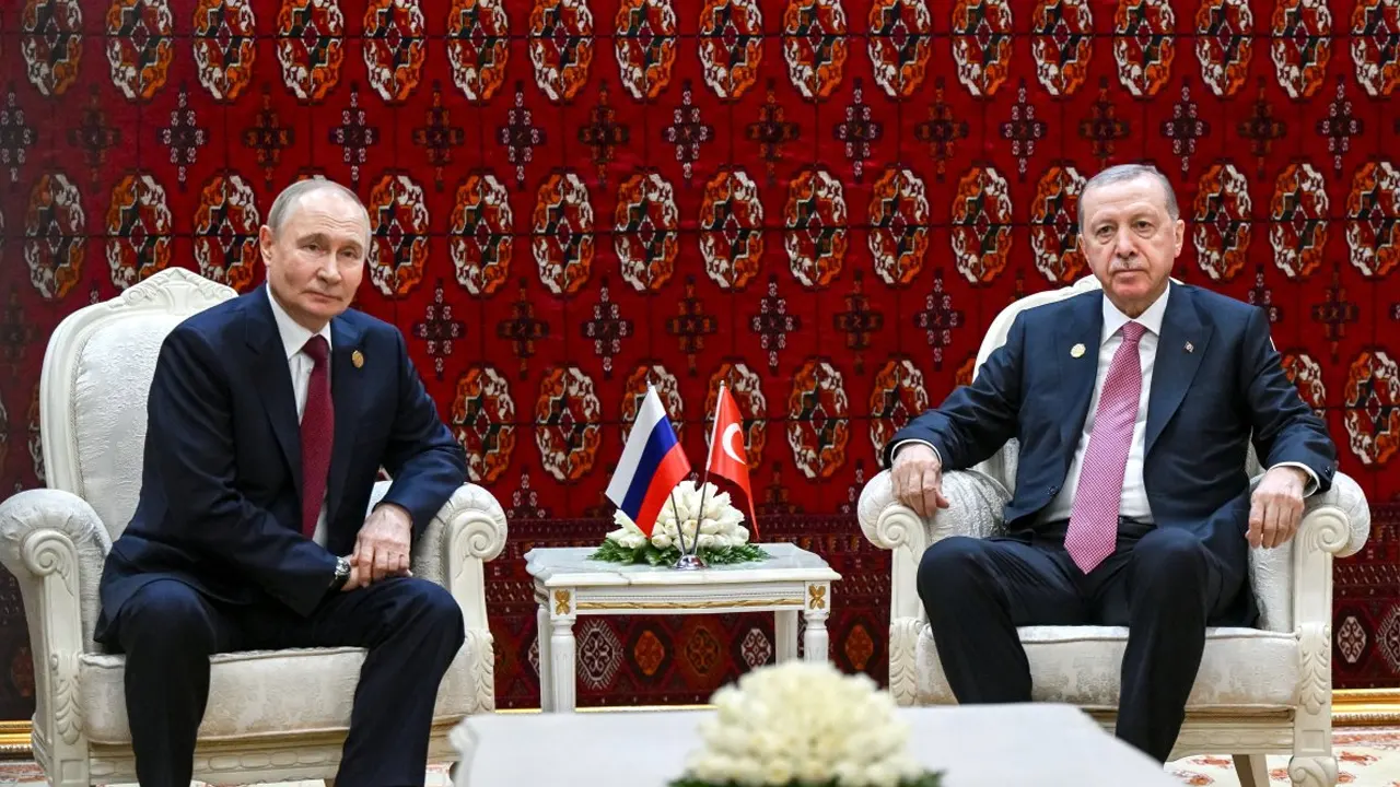 রাশিয়ার প্রেসিডেন্ট ভ্লাদিমির পুতিনের সঙ্গে বৈঠকে তুরস্কের প্রেসিডেন্ট রিসেপ তাইয়েপ এরদোয়ান। ছবি : সংগৃহীত