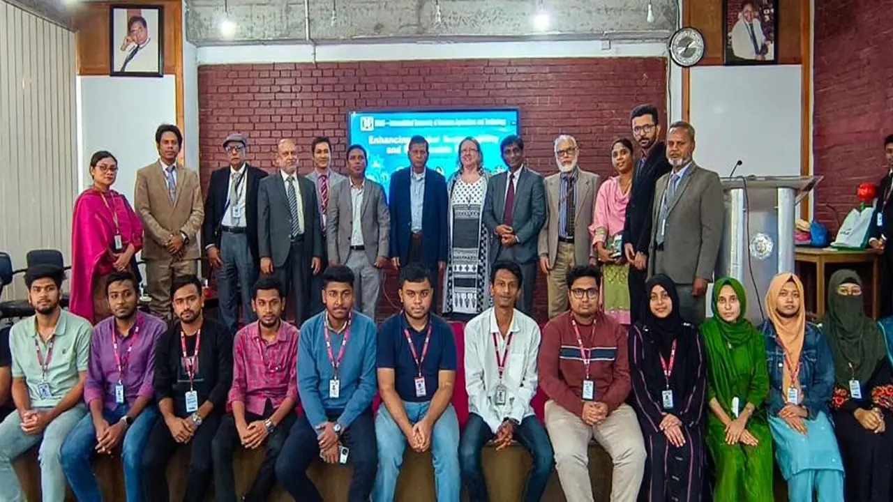 সেমিনারে ইউনেস্কো প্রতিনিধি, পরিবেশ বিশেষজ্ঞ, শিক্ষক, কর্মকর্তা এবং শিক্ষার্থীরা অংশগ্রহণ করেন। ছবি : সংগৃহীত