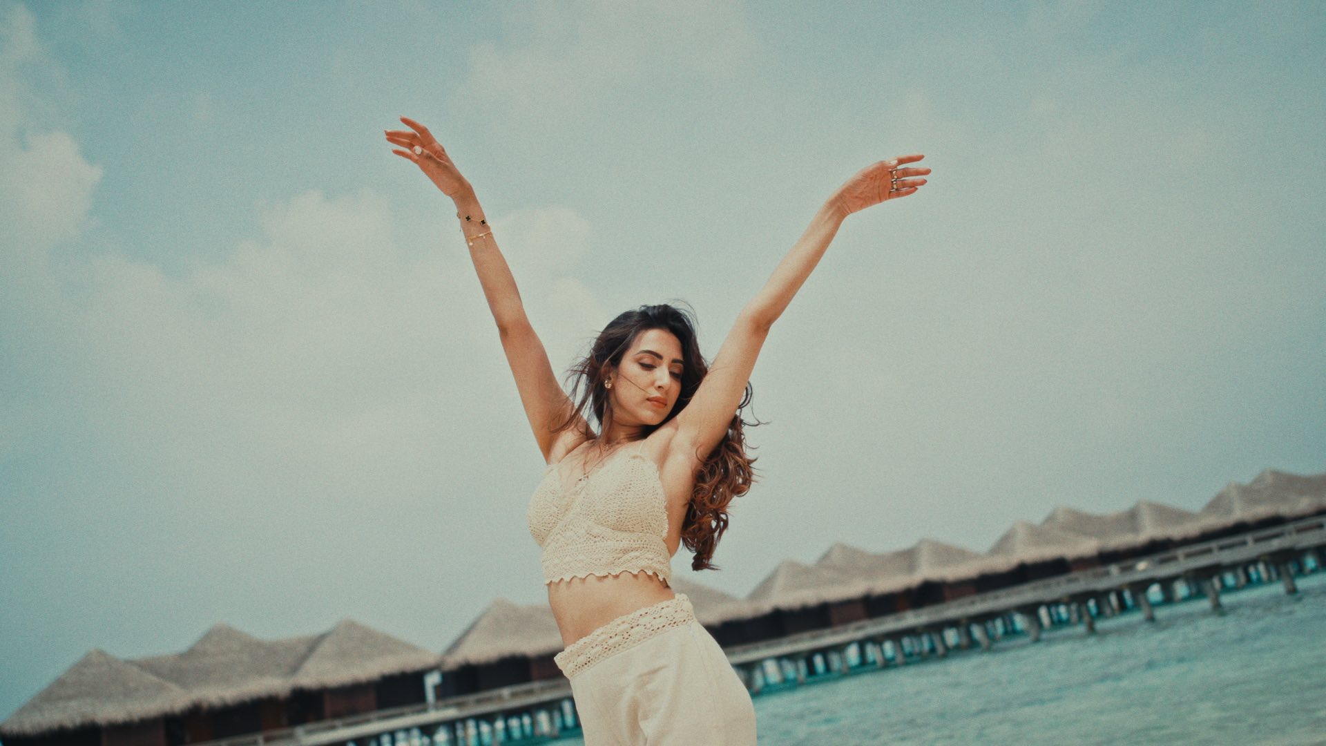 বালিতে শুয়ে উষ্ণতা ছড়ালেন মিম