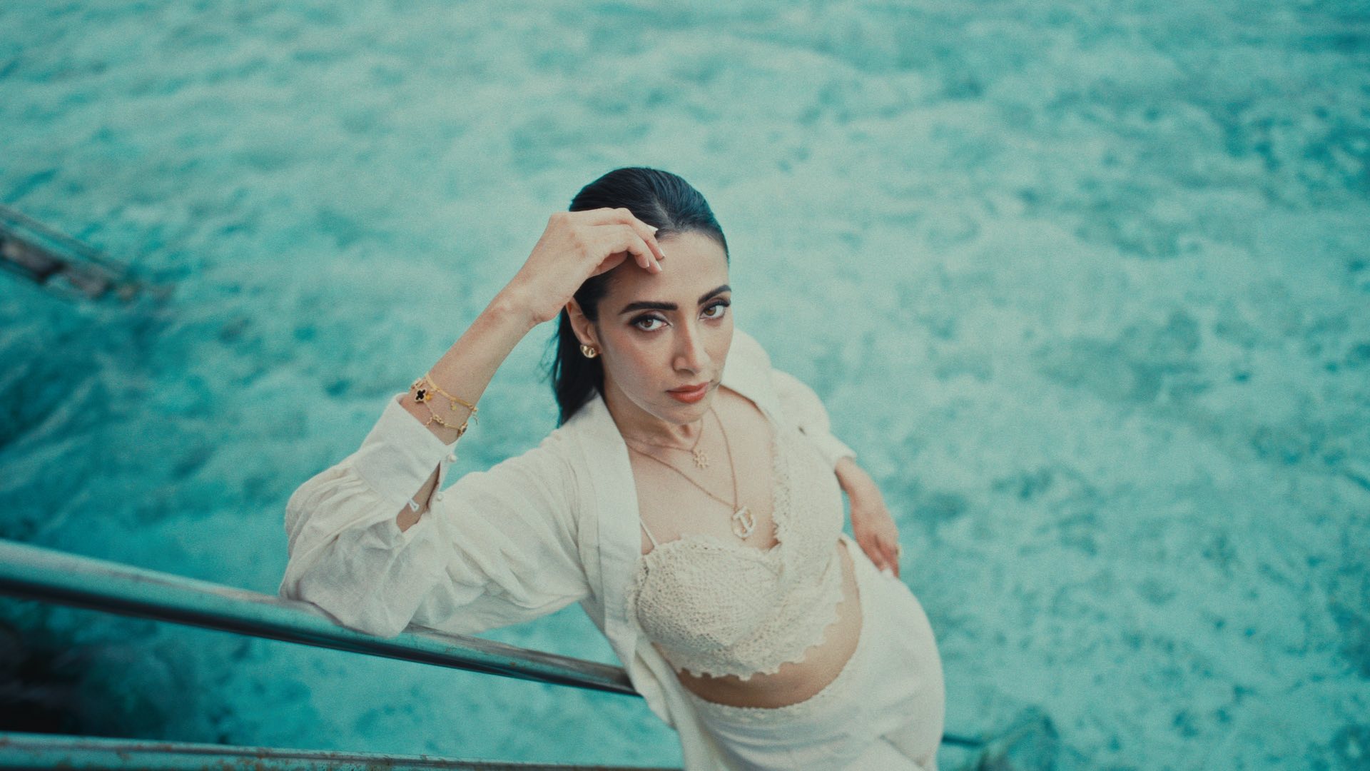 বালিতে শুয়ে উষ্ণতা ছড়ালেন মিম