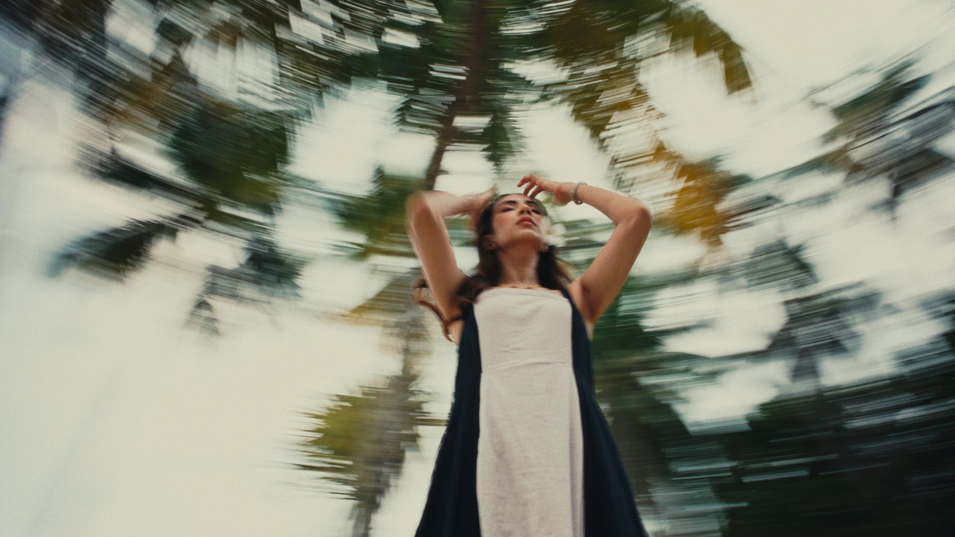 বালিতে শুয়ে উষ্ণতা ছড়ালেন মিম