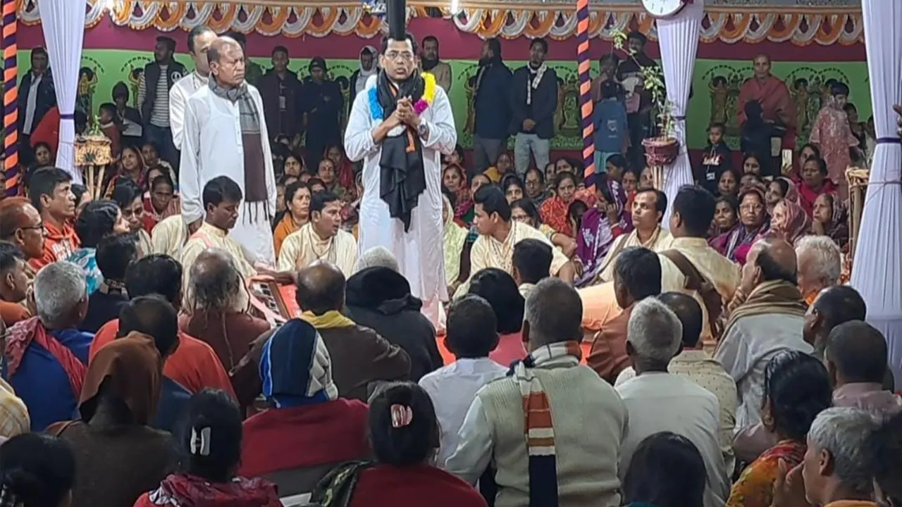 মুকসুদপুরে হিন্দু সম্প্রদায়ের একটি ধর্মীয় নামযজ্ঞ অনুষ্ঠান পরিদর্শন শেষে বক্তব্য রাখেন সেলিমুজ্জামান সেলিম। ছবি : কালবেলা