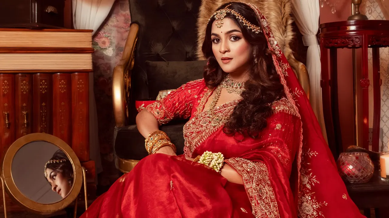 বধূ বেশে সাদিয়া