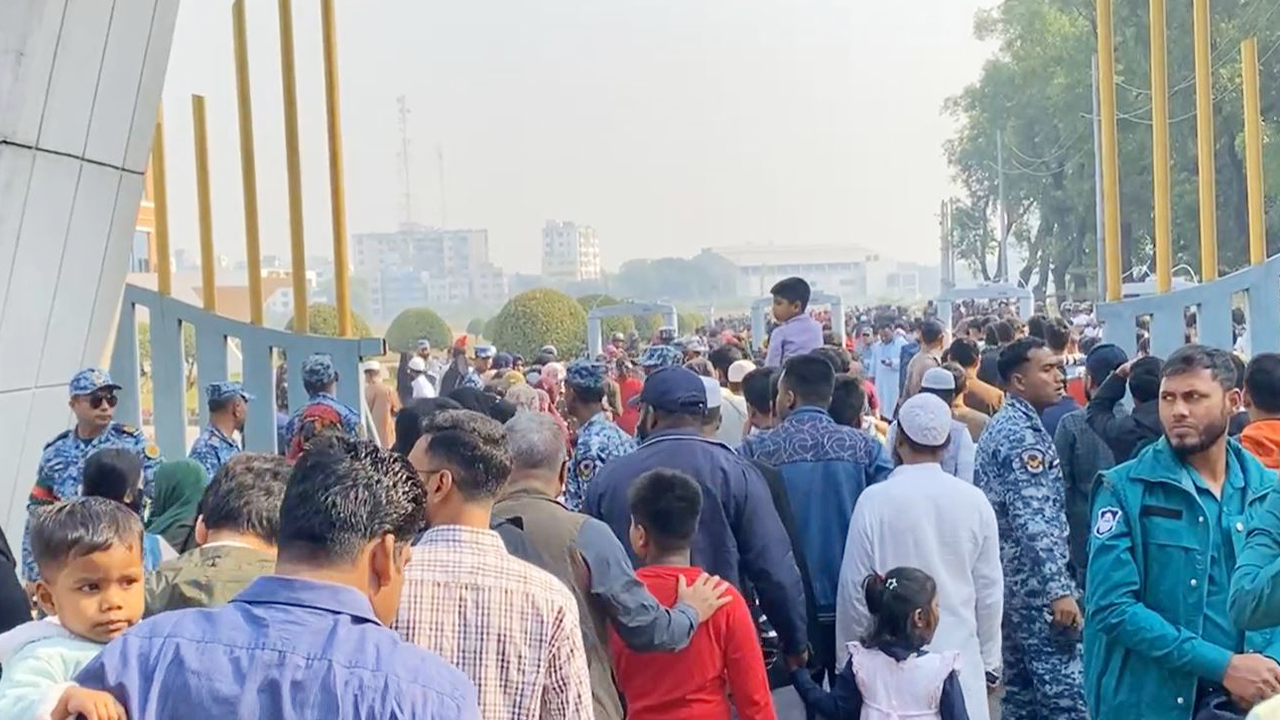 তেজগাঁও পুরাতন বিমানবন্দরে এয়ার শো দেখতে দর্শকের ভিড়। ছবি : সংগৃহীত