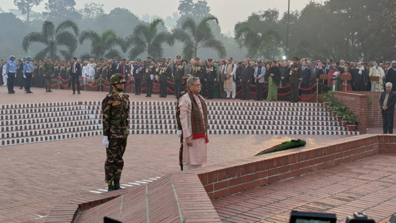 জাতির শ্রেষ্ঠ সন্তানদের প্রতি শ্রদ্ধা নিবেদন করেছেন রাষ্ট্রপতি। ছবি : সংগৃহীত