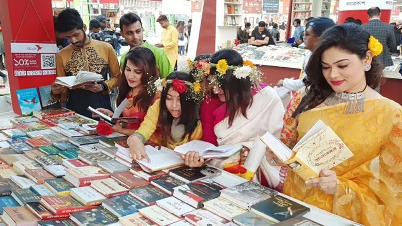 বইমেলায় দর্শনার্থীদের ভিড়। ছবি : সংগৃহীত