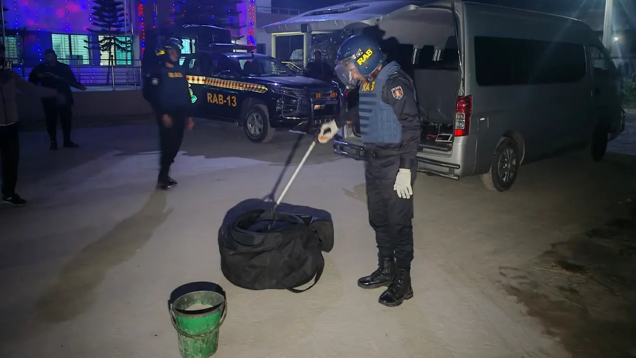 অবিস্ফোরিত ককটেল উদ্ধার করে র‌্যাব। ছবি : কালবেলা