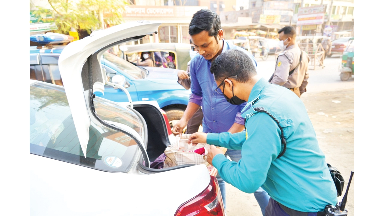 সন্দেহজনক গাড়িতে পুলিশের কড়া দৃষ্টি