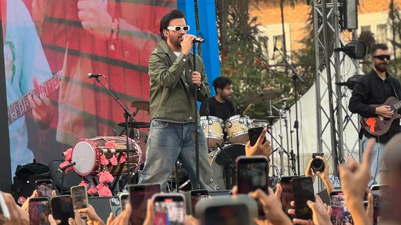 এ আই ইউ বি কনসার্টে আতিফ আসলাম। ছবি : সংগৃহীত