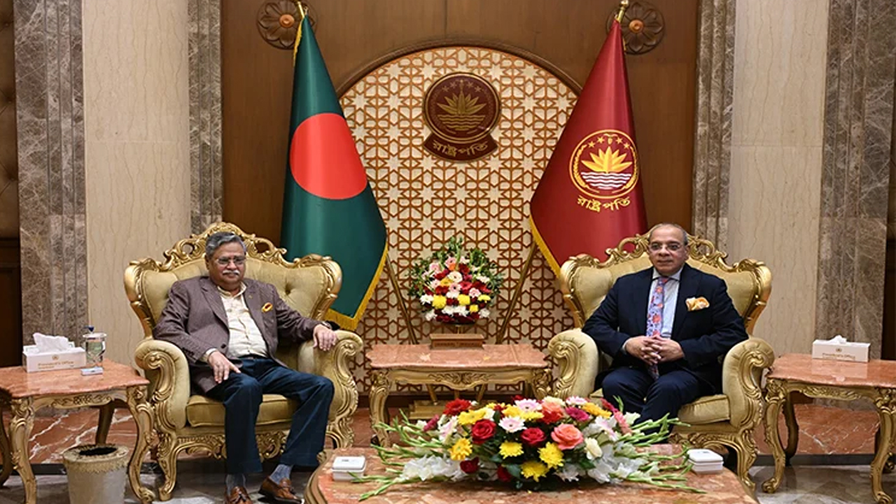 বঙ্গভবনে রাষ্ট্রপতি মোঃ সাহাবুদ্দিনের সঙ্গে সৌজন্য সাক্ষাৎ করেন প্রধান বিচারপতি ড. সৈয়দ রেফাত আহমেদ। ছবি : সংগৃহীত