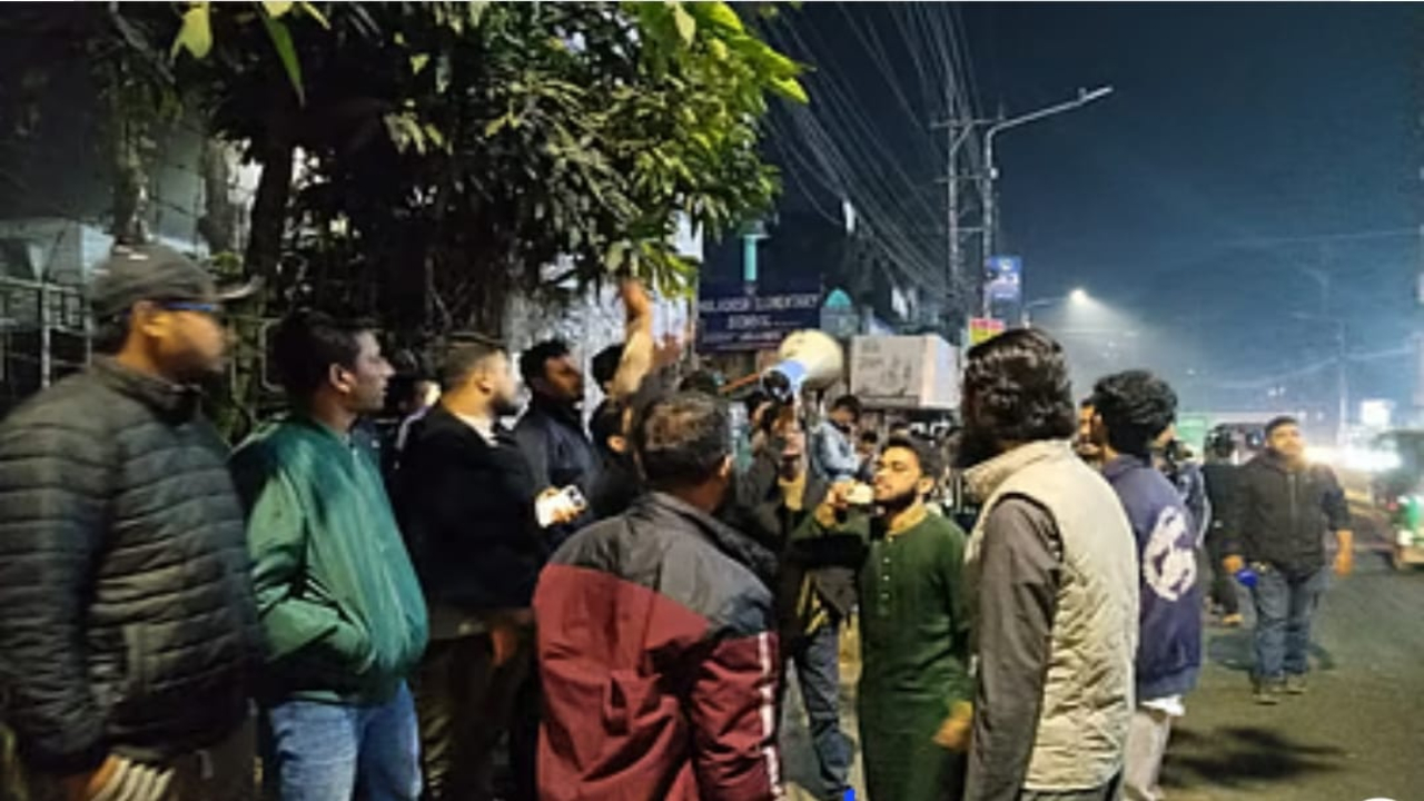 চট্টগ্রামে ভারতীয় সহকারী হাইকমিশন কার্যালয়ের সামনে বিক্ষুব্ধ ছাত্রজনতা অবস্থান। ছবি : কালবেলা