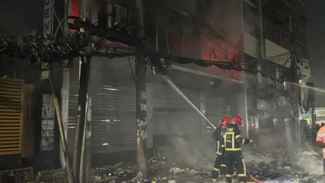 এখনও নিয়ন্ত্রণে আসেনি প্রথম আলো কার্যালয়ের আগুন