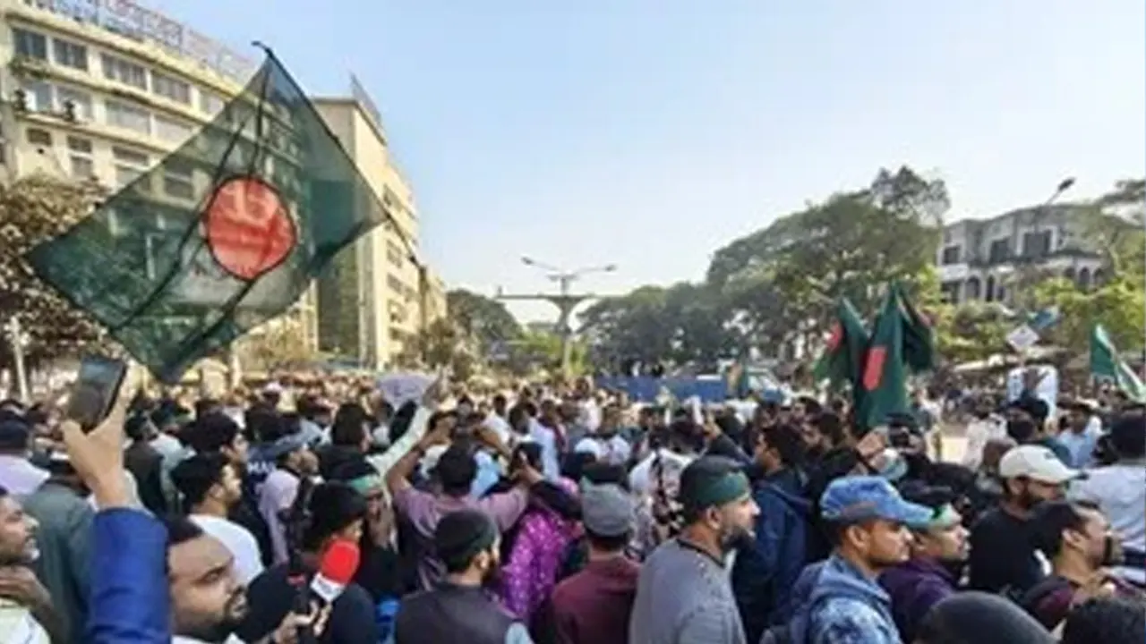 শাহবাগ মোড়ে অবস্থান নিয়ে ফের বিক্ষোভ করছেন ছাত্র-জনতা