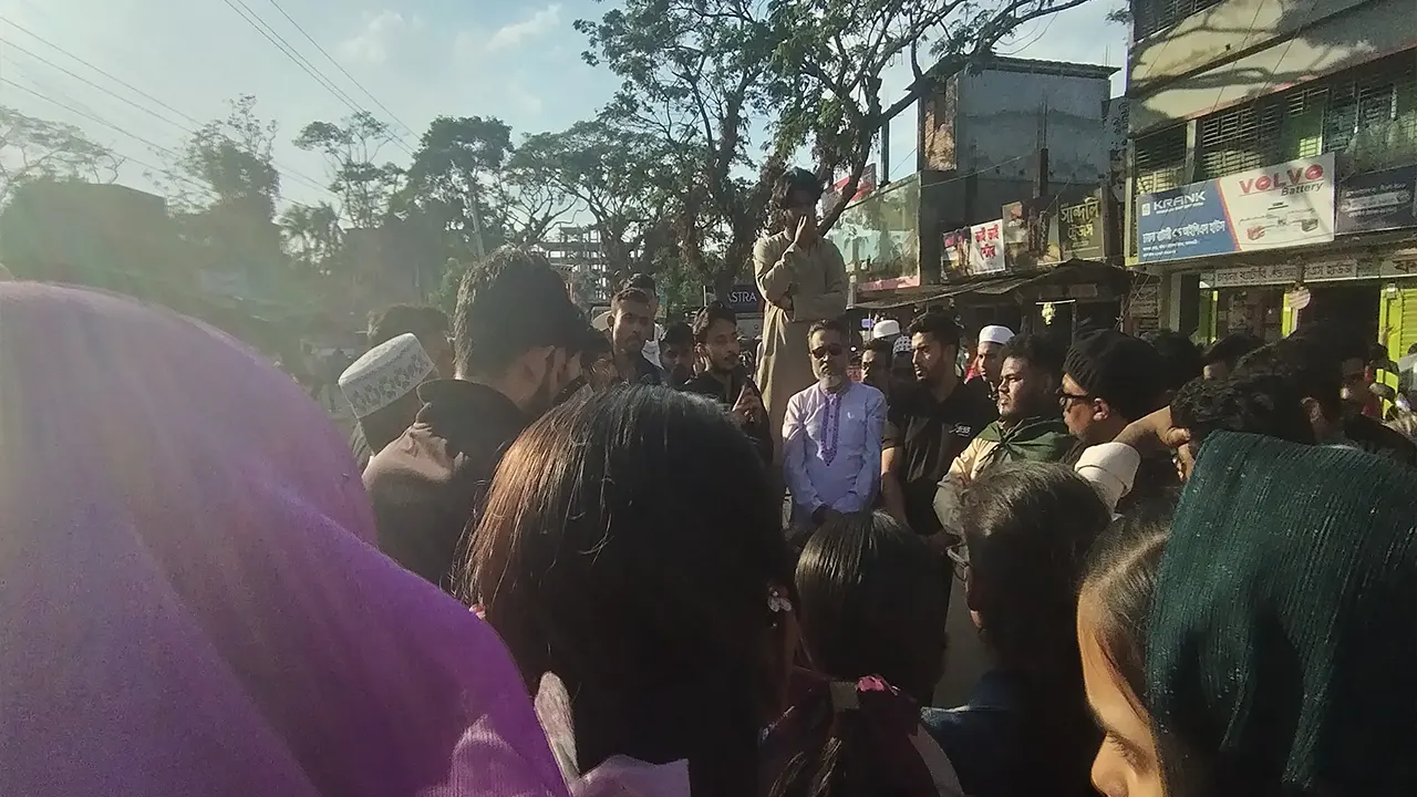 ওসমান হাদির নিজ জেলায় সড়ক অবরোধ