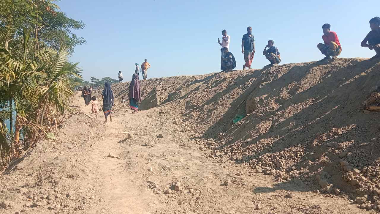 অপরিকল্পিত বেড়িবাঁধে খোলা আকাশের নিচে দুই শতাধিক পরিবার