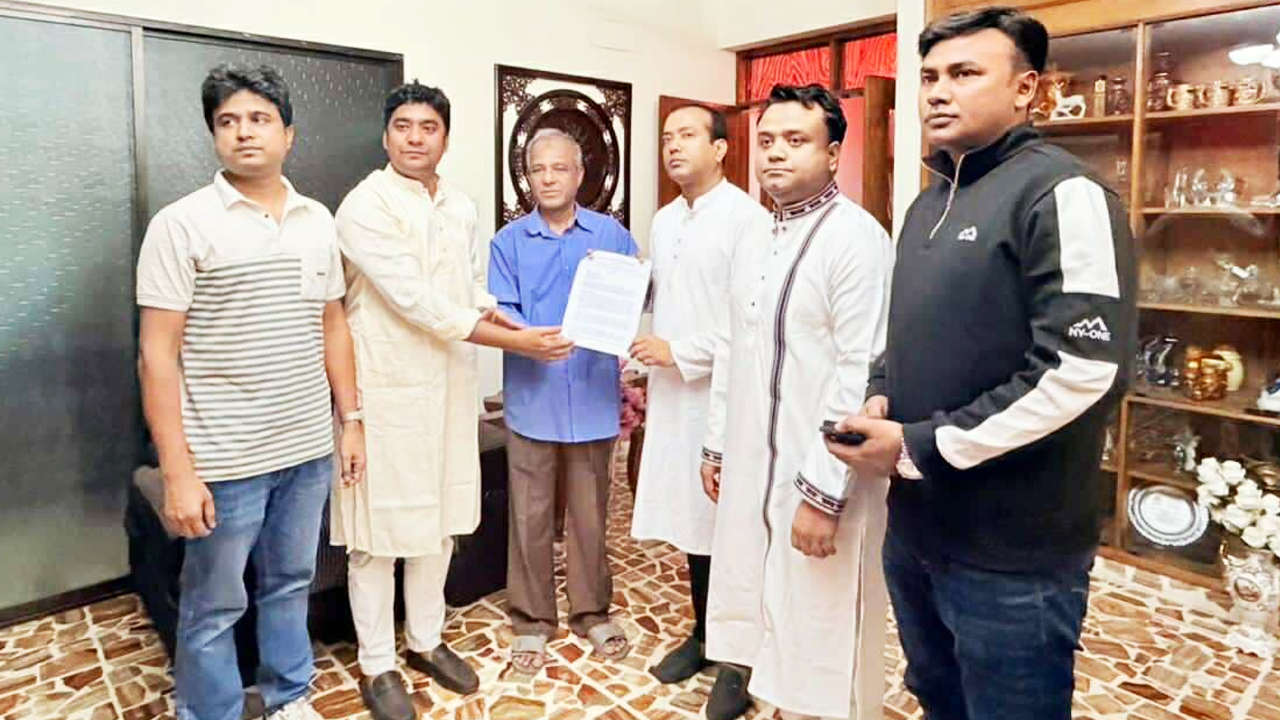 স্বরাষ্ট্র উপদেষ্টাকে ছাত্রদলের স্মারকলিপি। ছবি : কালবেলা