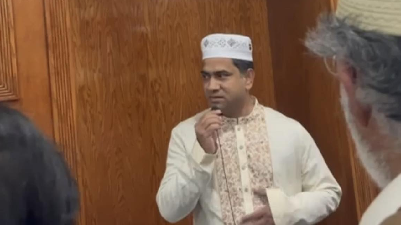 ওয়াশিংটনে হাদির গায়েবানা জানাজায় ইমামতি করেন রাষ্ট্রদূত মুশফিকুল ফজল আনসারী। ছবি : সংগৃহীত