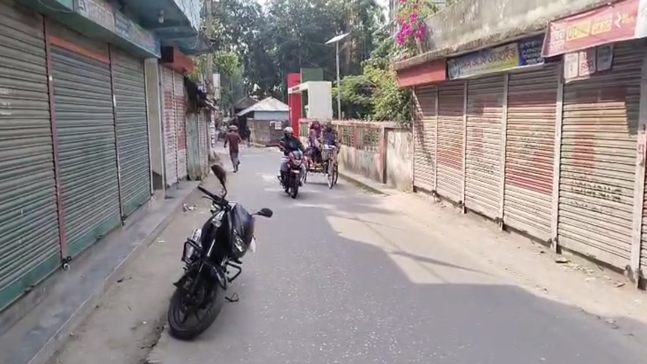 নলছিটির দোকানপাট বন্ধ। ছবি : কালবেলা