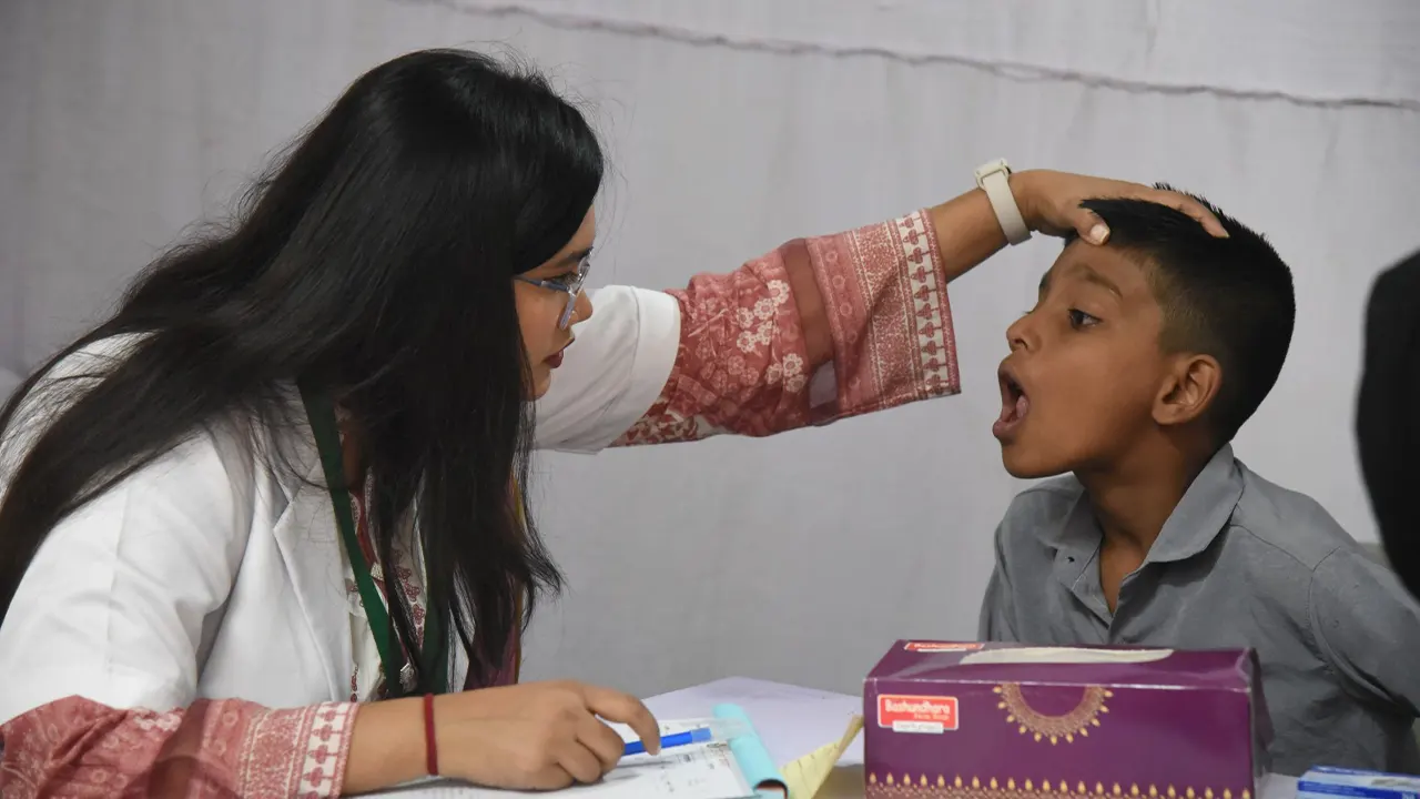 নরসিংদীতে গ্রামীণ কল্যাণের উদ্যোগে ফ্রি হেলথ ক্যাম্প। ছবি : কালবেলা