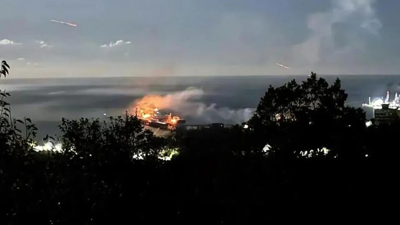 রাশিয়ায় ইউক্রেনের ড্রোন হামলার কবলে ২ জাহাজ