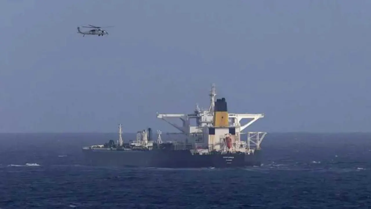 আরেকটি তেল ট্যাংকার ধরার চেষ্টা করছে যুক্তরাষ্ট্রের কোস্টগার্ড