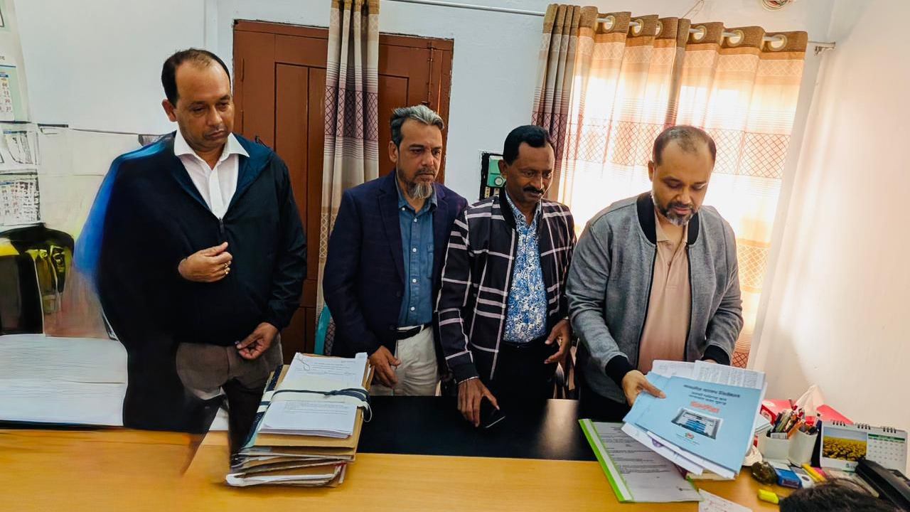 সিলভার সেলিমের পক্ষে মনোনয়ন সংগ্রহ। ছবি : কালবেলা