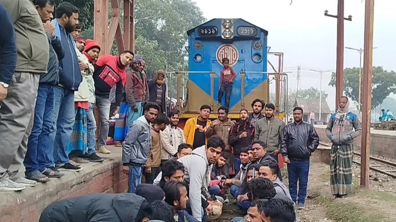 বিশেষ ট্রেন বরাদ্দ না পাওয়ার প্রতিবাদে লালমনিরহাটে রেলপথ অবরোধ করেছে বিএনপির নেতাকর্মীরা। ছবি : কালবেলা