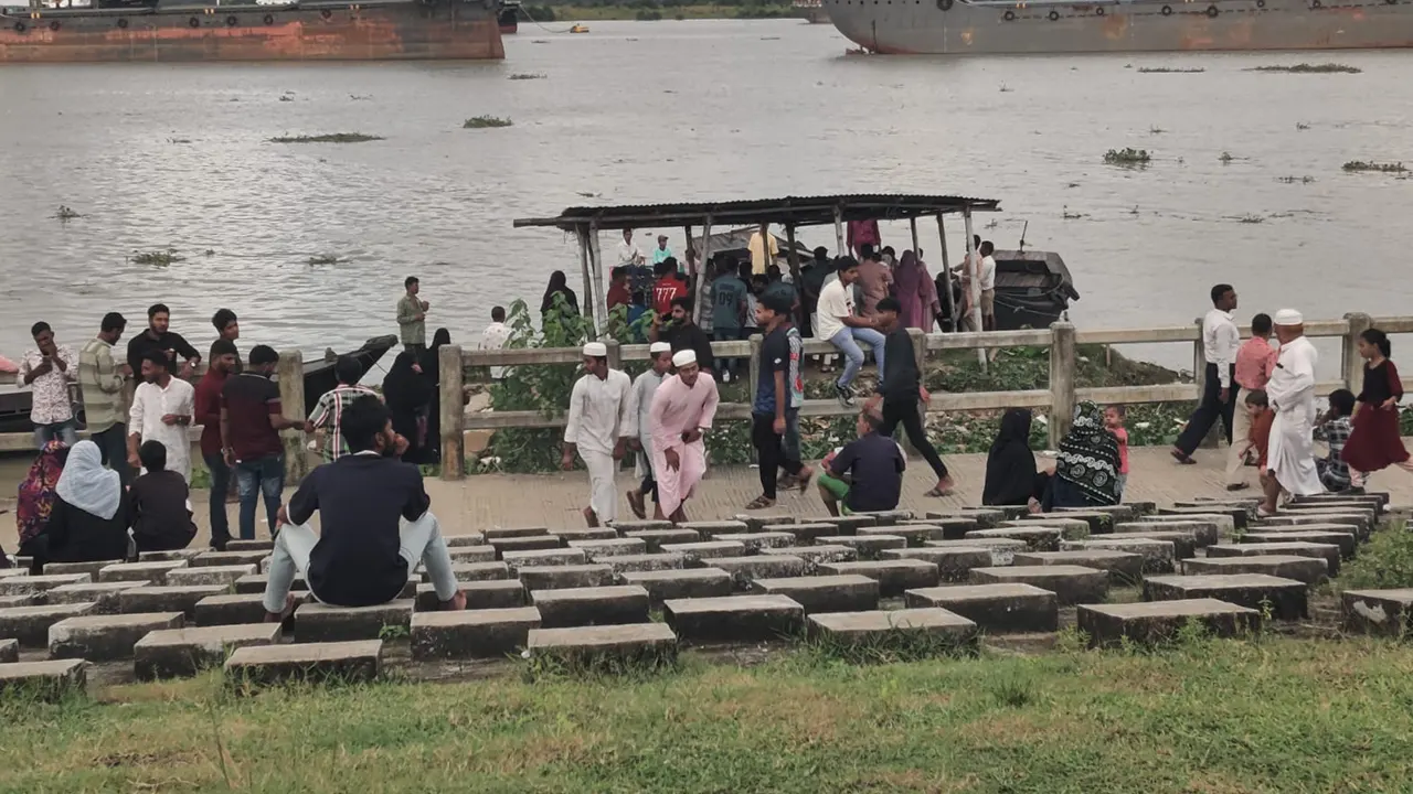 কর্ণফুলীর তীরে নৌঘাট। ছবি : কালবেলা