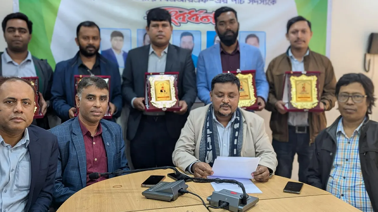 পুরস্কারপ্রাপ্ত পাঁচ সাংবাদিককে বিএআরএফের সংবর্ধনা। ছবি : কালবেলা