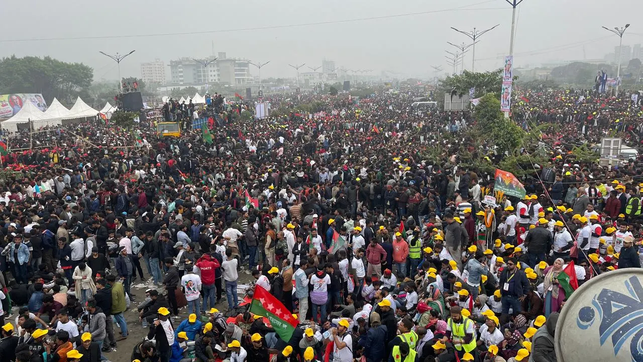 তীব্র শীত উপেক্ষা করে জনসমুদ্রে পরিণত ৩০০ ফিট এলাকা