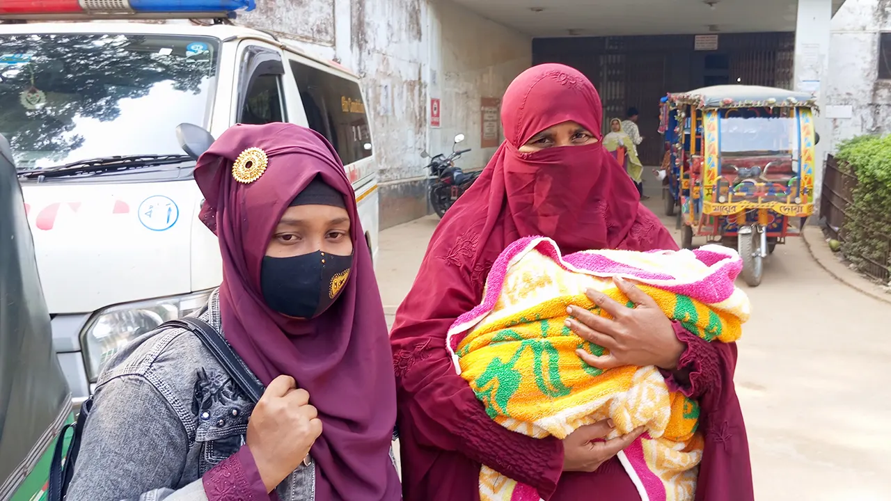 শিশুকে টিকা দিতে এসে ফিরে যাচ্ছেন এক মা। ছবি : কালবেলা