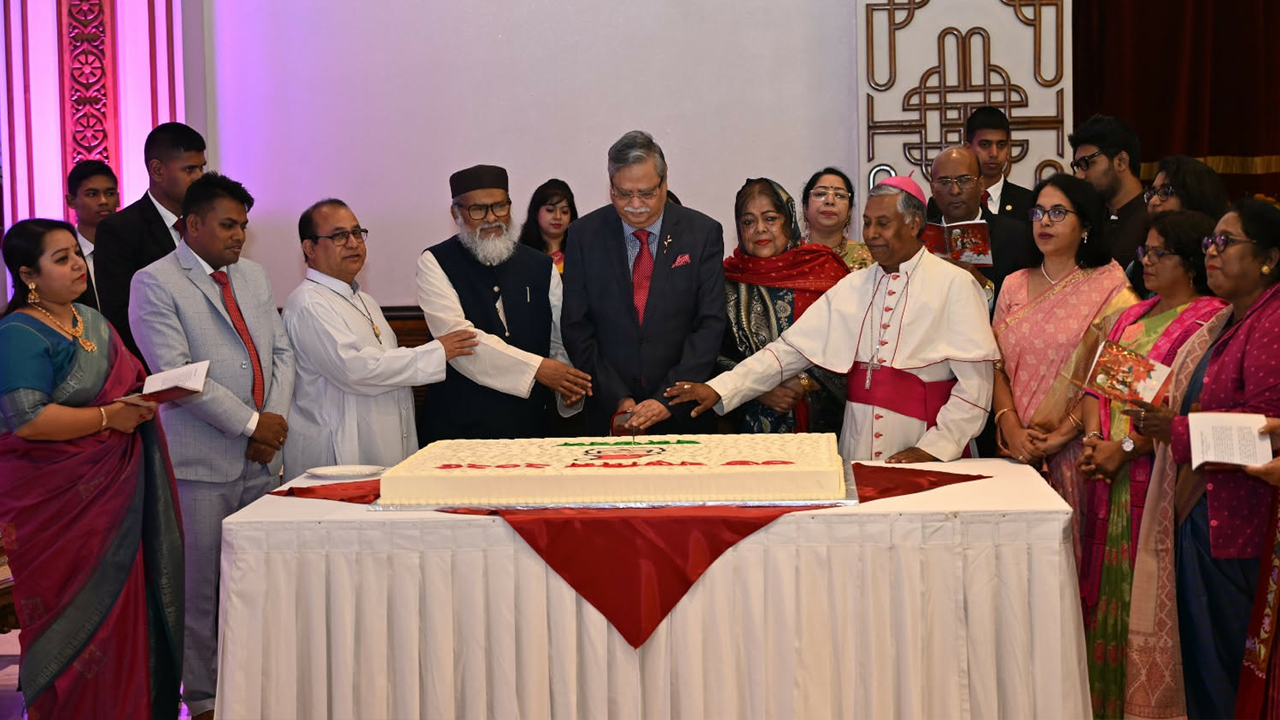 বড়দিনে শুভেচ্ছা বিনিময় করলেন রাষ্ট্রপতি