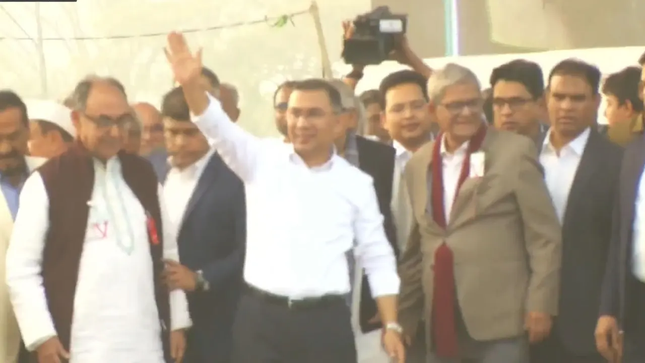 মঞ্চে উঠলেন তারেক রহমান