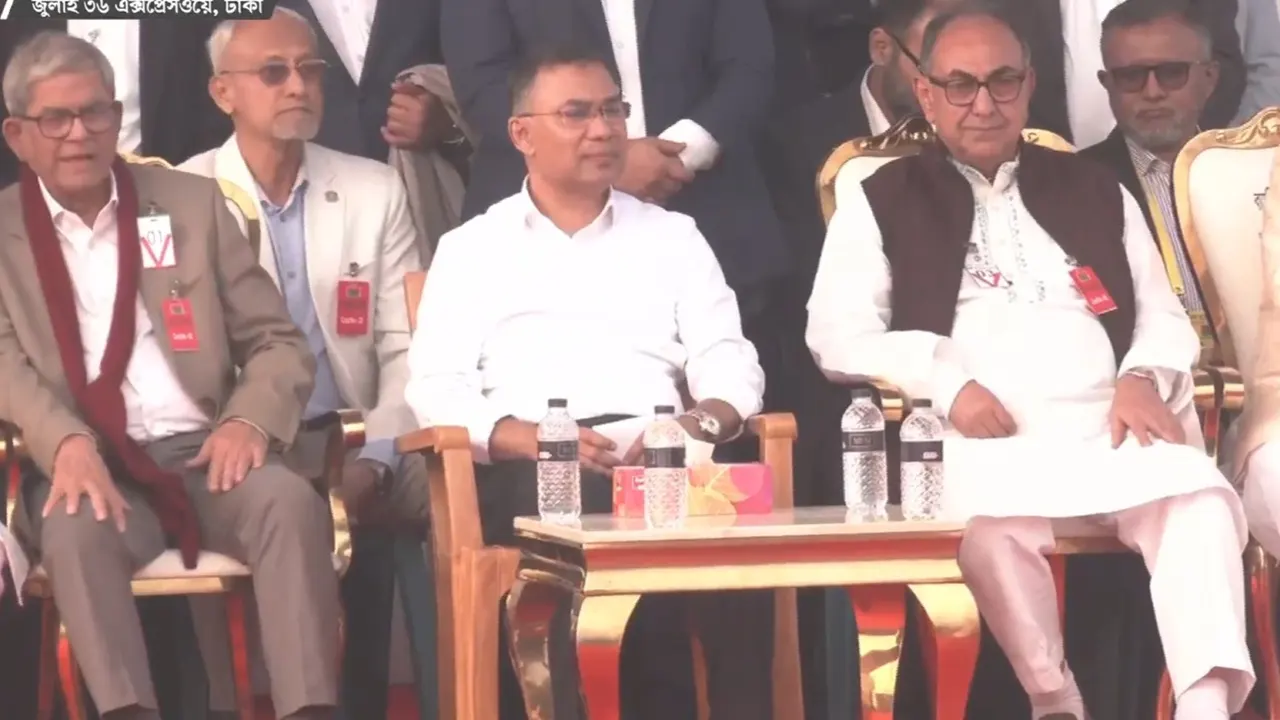 মঞ্চের বিশেষ চেয়ার সরিয়ে সাধারণ চেয়ারে বসেন তারেক রহমান। ছবি : সংগৃহীত