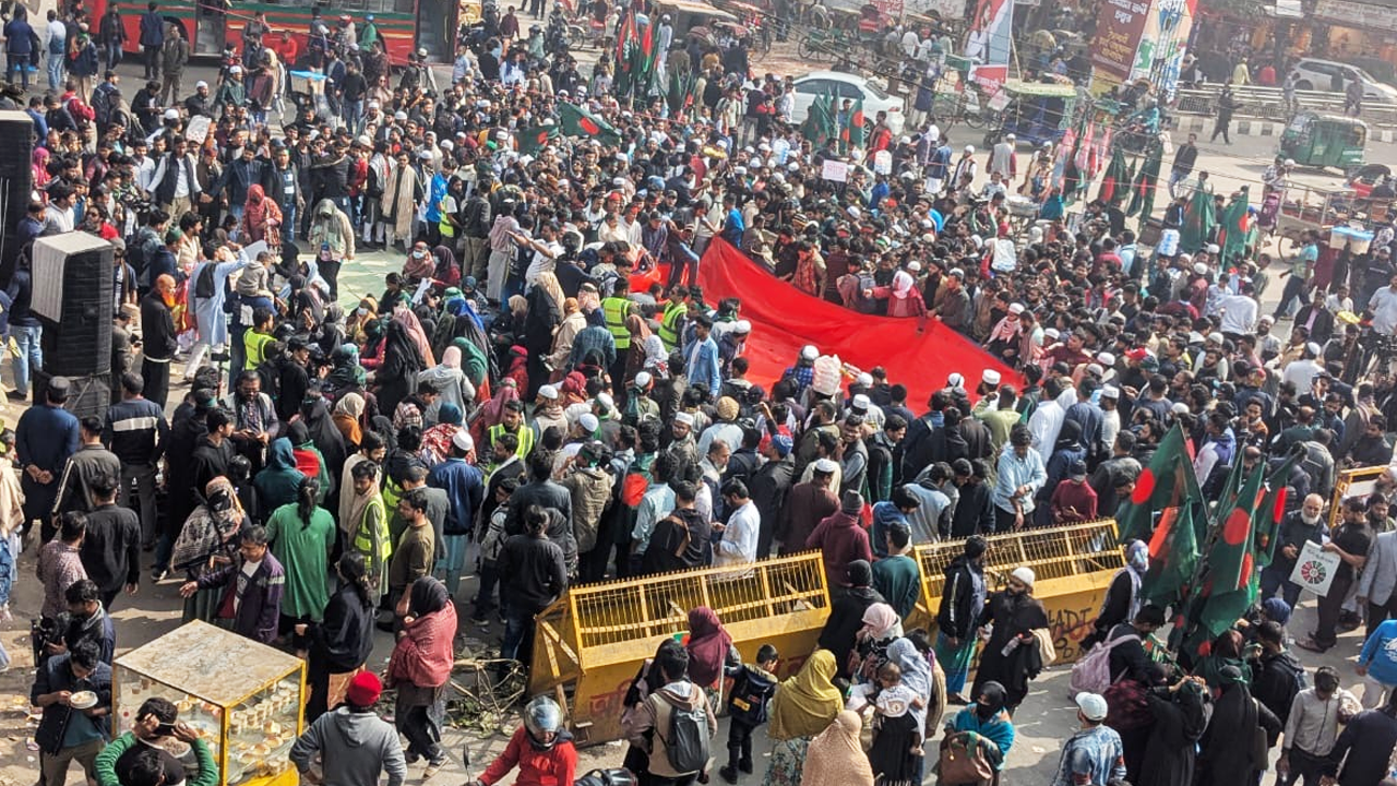 শাহবাগ মোড়ে ইনকিলাব মঞ্চের অবস্থান। ছবি : কালবেলা