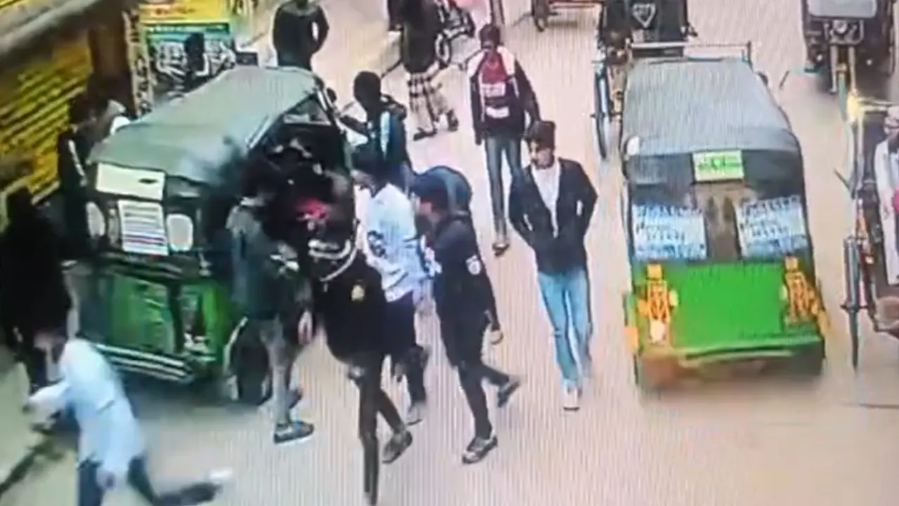 প্রকাশ্য দিবালোকে কলেজছাত্রকে কুপিয়ে হত্যা