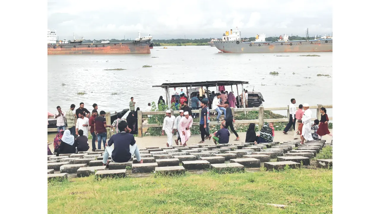 কর্ণফুলীর তীরে নৌঘাট বানিয়ে তোলা হচ্ছে টোল জানে না প্রশাসন