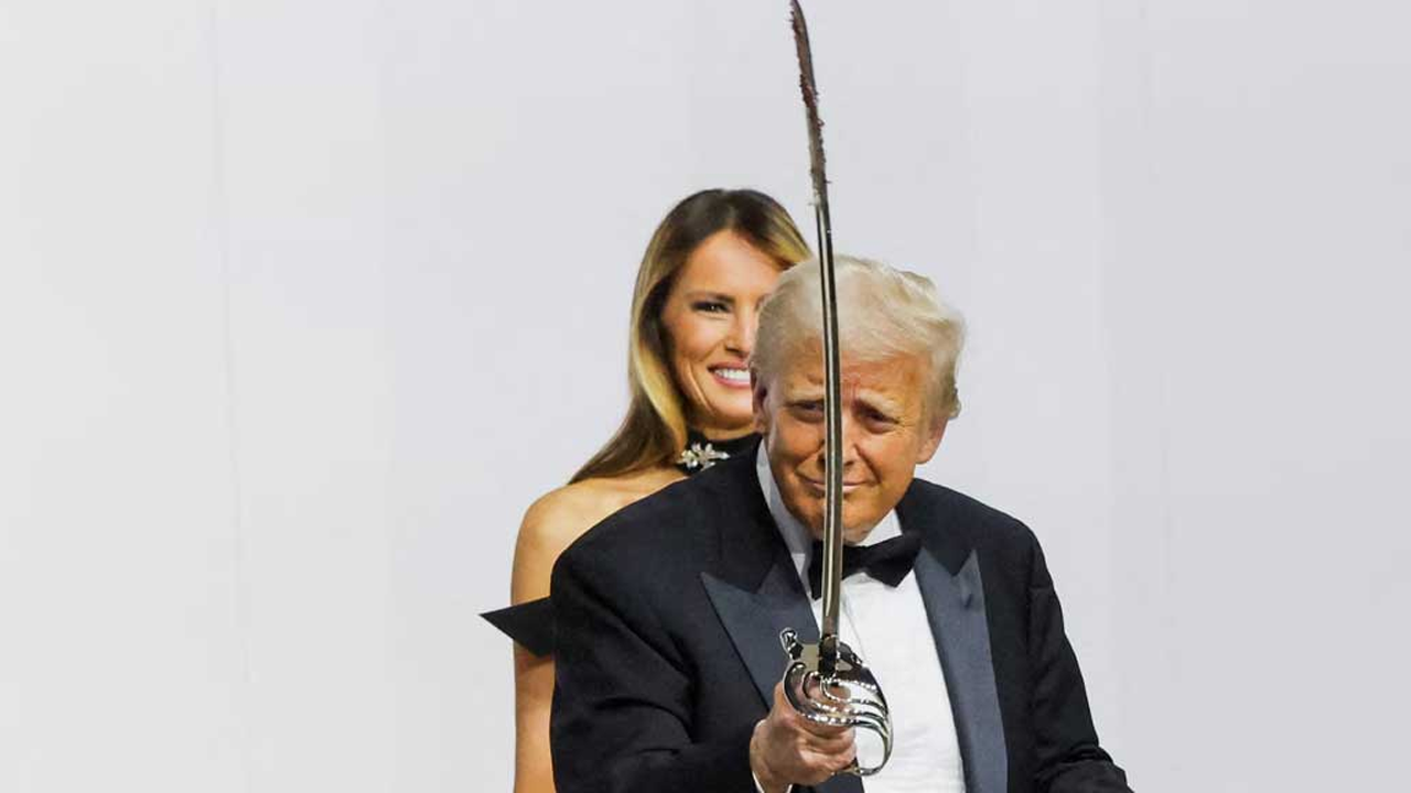 বছরের শুরুতে ২১ জানুয়ারি যুক্তরাষ্ট্রের প্রেসিডেন্ট হিসেবে দ্বিতীয় মেয়াদে ক্ষমতা নেন ট্রাম্প। আগের দিন ওয়াশিংটনে আয়োজিত ‘কমান্ডার ইন চিফ বল’ অনুষ্ঠানে তলোয়ার হাতে ট্রাম্প। তার ঠিক পেছনেই দাঁড়িয়ে ফার্স্ট লেডি মেলানিয়া। ছবি : রয়টার্স