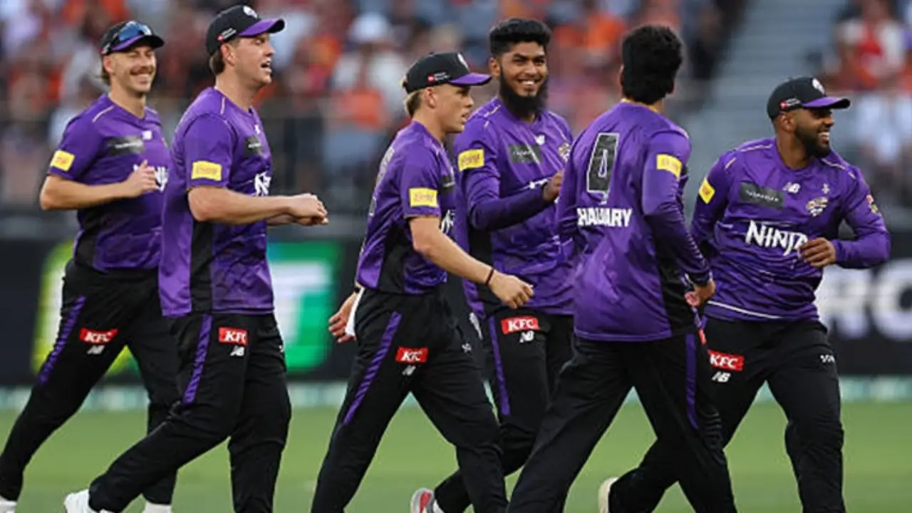 সতীর্থদের সাথে রিশাদ। ছবি : সংগৃহীত