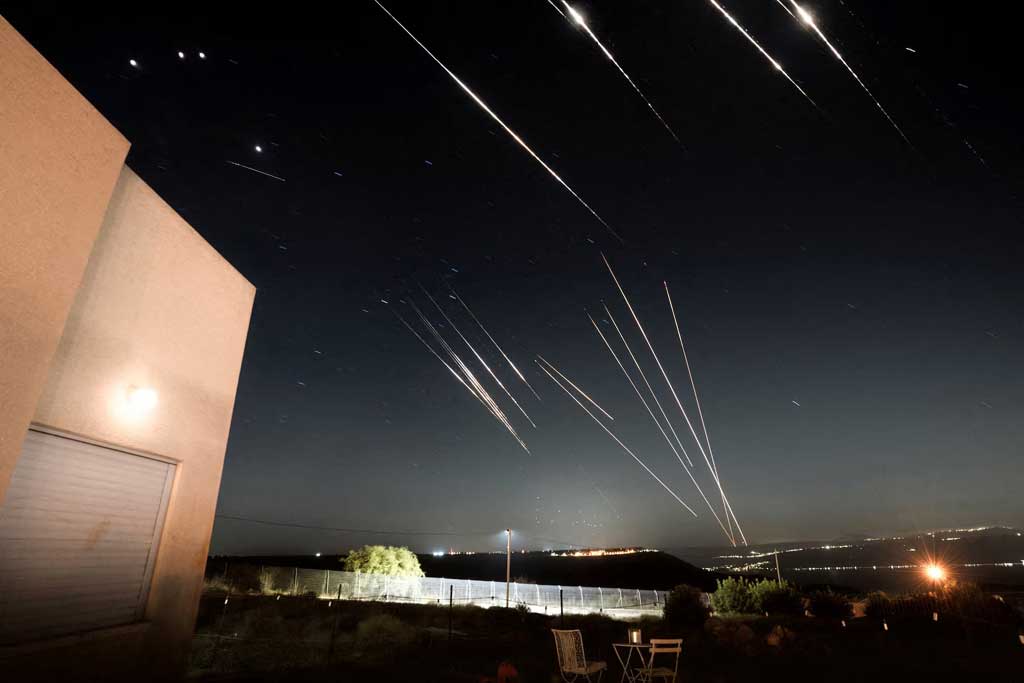 বছরের মাঝামাছিতে পাল্টাপাল্টি হামলায় জড়ায় ইরান ও ইসরায়েল। ১৮ জুন ইসরায়েল-অধিকৃত গোলান মালভূমি থেকে ঠেকানো হয় ইরান থেকে ছোড়া এ ক্ষেপণাস্ত্র।