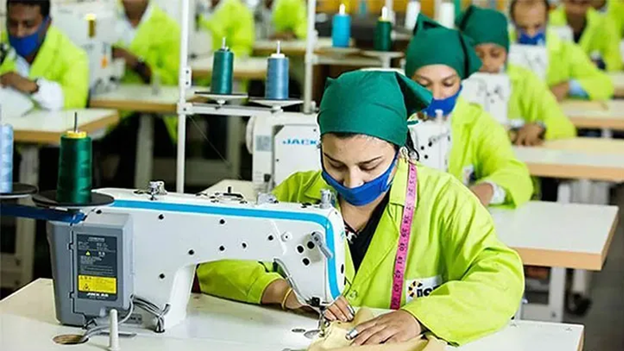 পোশাক কারখানায় এক দিনের ছুটি ঘোষণা