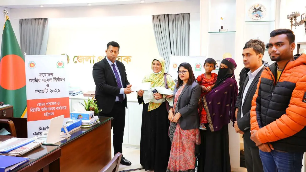 রাস্তায় ফেলে যাওয়া ২ শিশুর দায়িত্ব নিলেন জেলা প্রশাসক