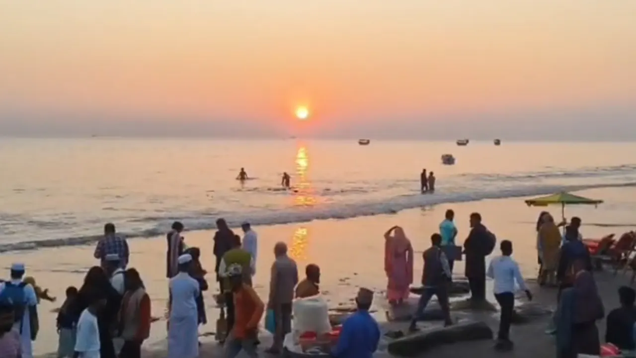 সাগরকন্যা কুয়াকাটায় বছরের শেষ দিনের সূর্যাস্ত দেখতে পর্যটকের সমাগম। ছবি : কালবেলা